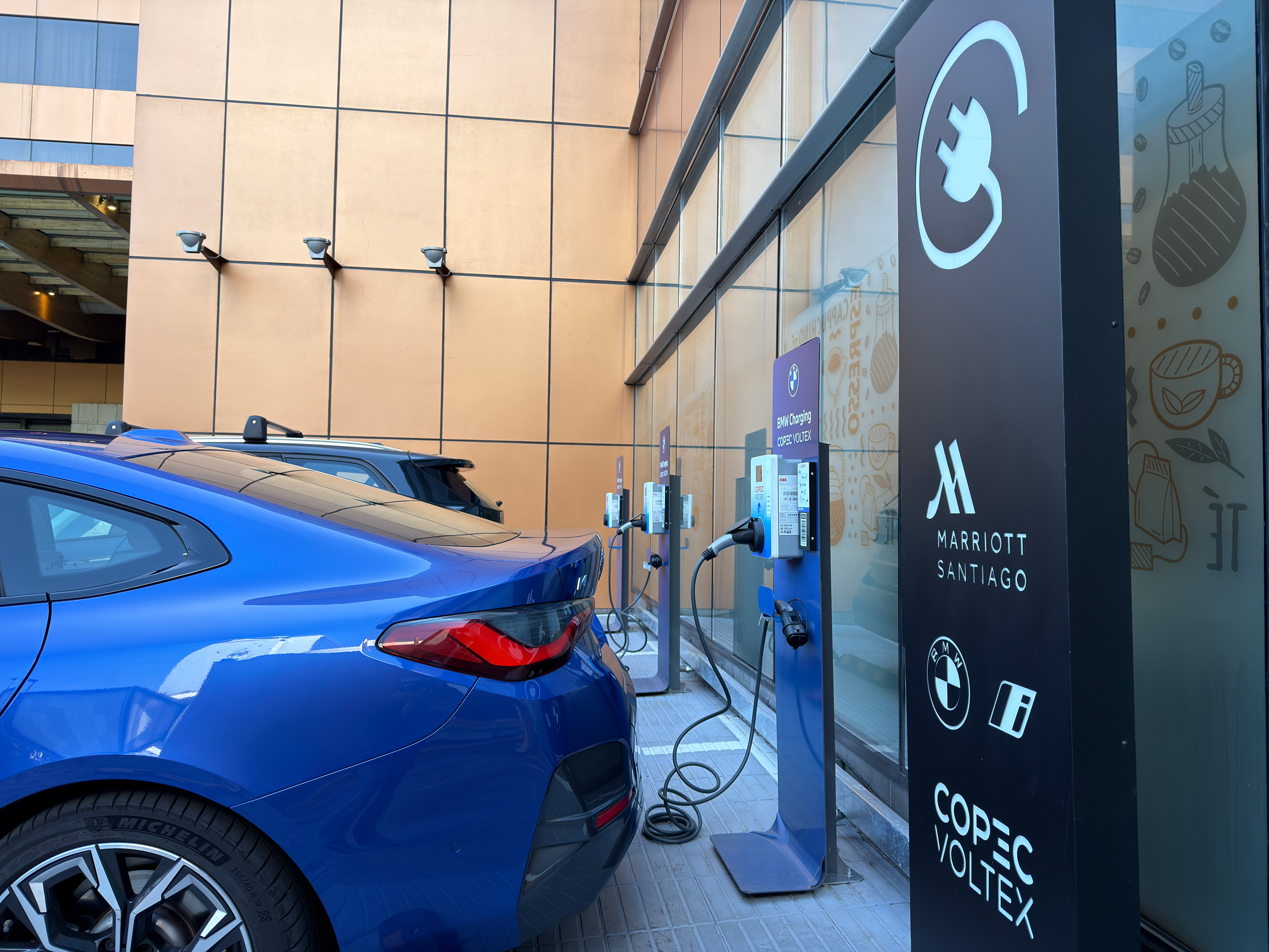 Copec Voltex y BMW instalan nuevos cargadores en Hotel Santiago Marriott