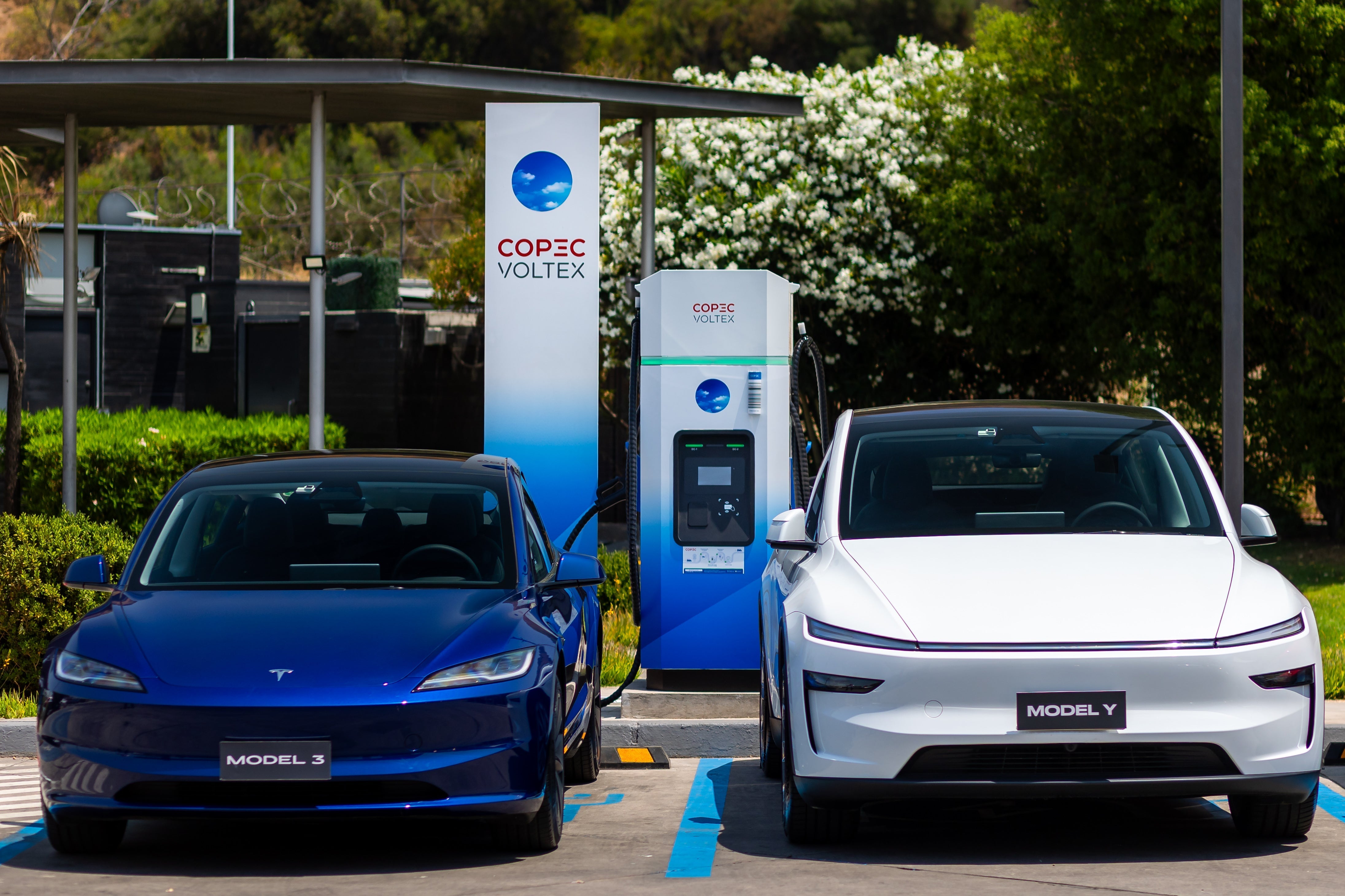 Copec y Tesla fortalecerán red de carga eléctrica en carreteras de Chile con Superchargers