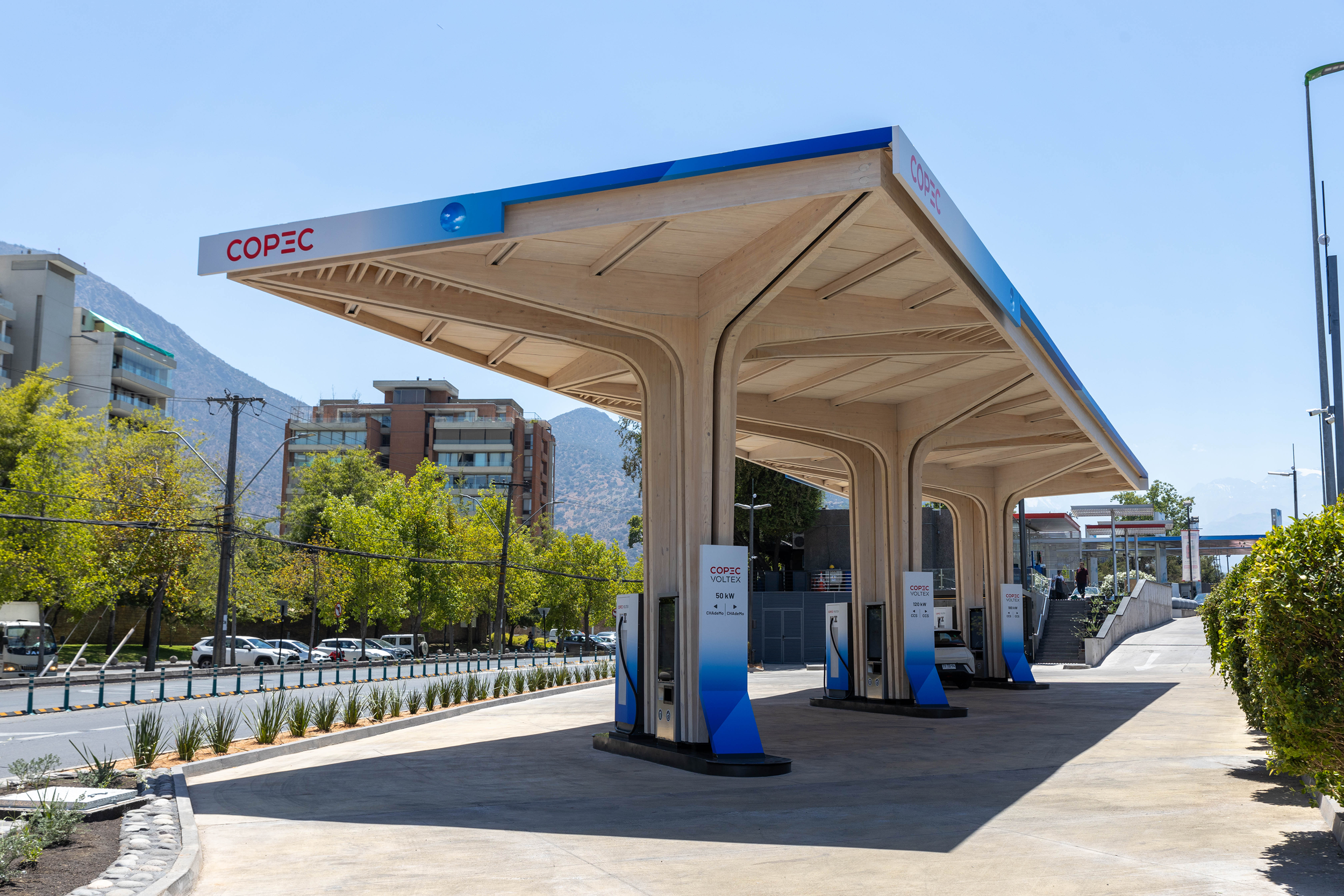 Copec inaugura su primera estación 100% eléctrica y refuerza su compromiso con la electromovilidad en Chile